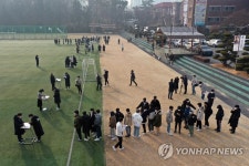 코로나19 걱정에…수능 성적표 야외 배부