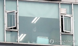 부천 한 요양병원 창문에 비친 링거액 주머니