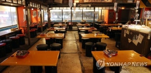 5인 이상 모임금지 첫날, 저녁 7시경..손님 없는 실내포차