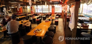 5인 이상 모임금지 첫날, 저녁 7시경..손님 없는 실내포차