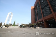한산한 교회 앞