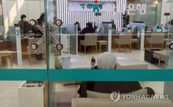 거리두기 강화한 은행 영업점