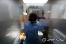 코로나19 검체 채취하는 의료진