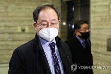 회의 내용에 대해 말하는 한석훈 성균관대학교 법학전문대학원 교수