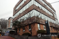 추운 날씨에도 환기위해 창문 개방한 요양병원