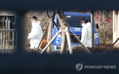 방호복 입고 이동하는 관계자들