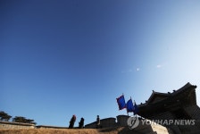 한파가 선물한 눈부시게 푸른 겨울 하늘