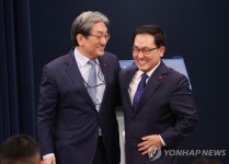 미소 짓는 신구 비서실장