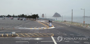 텅 빈 안면도 꽃지해변 주차장