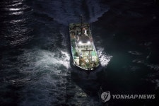 어둠 뚫고 만선 기원 출항