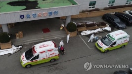 치료시설로 이송되는 광주 효정요양병원 확진자