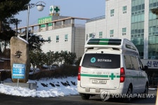 방역물품 이송하는 구급차