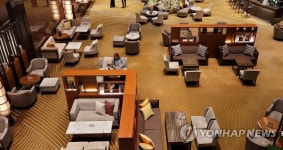 5인 이상 사적모임 금지, 텅 빈 호텔 라운지