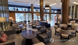 5인 이상 사적모임 금지, 텅 빈 호텔 라운지