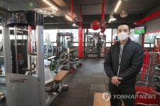 홀로 헬스장 지키는 휘트니스 주인
