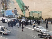 부산 남구 대연8구역 재개발 임시총회장 인근 조합원들