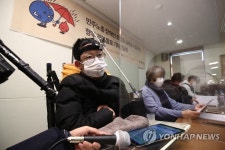 발언하는 정명호 장애인노조 지부장