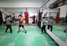 초등학생 방역수칙 지키며 권투