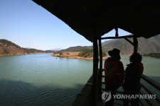 호수, 산, 숲에 안긴 산막이옛길