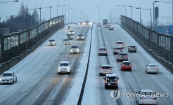 폭설에 출근길 엉금엉금