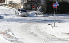 눈길에 미끄러지는 차량