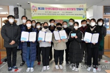 광주 화정1동 주민들, 마을 초교 졸업생에 씨앗통장 전달