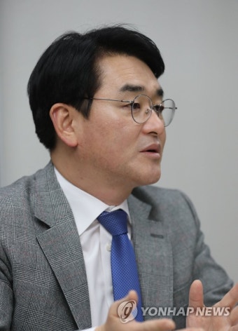 인터뷰하는 박용진 의원