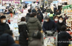 붐비는 대형마트