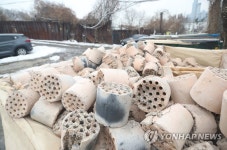 타고 남은 연탄 가득한 구룡마을
