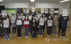직접 그린 시화로 꾸민 졸업장