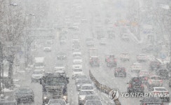 폭설에 서행하는 차량