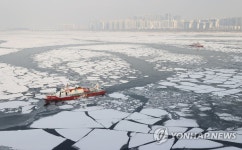 쇄빙 작업하는 수난구조대