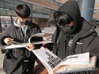 졸업앨범 보는 졸업생