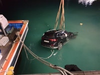 제주 도두항 포구서 SUV 차량 추락…1명 사망