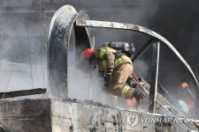 파주 광탄면 단열재 공장서 불…소방당국 진화중
