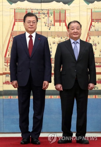 기념사진 촬영하는 문재인 대통령과 강창일 주일대사