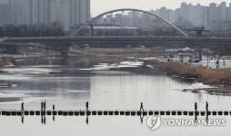 중랑천 징검다리 건너기