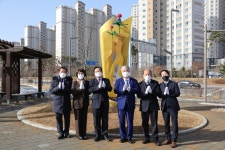 충남 내포신도시 테마광장에 금산인삼 조형물