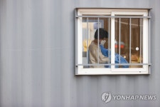 여느 때와 다름없이, 묵묵히