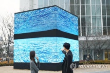 롯데월드타워 야외 공간에 설치된 LG LED 사이니지