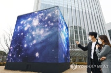 롯데월드타워 야외 공간에 설치된 LG LED 사이니지