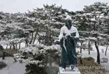 눈 쌓인 의암 류인석 동상