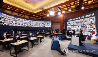 질문에 답하는 문재인 대통령