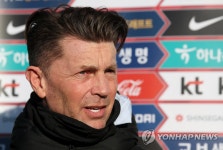인터뷰하는 콜린 벨 감독