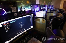 9시 이후 불 밝힌 PC방