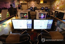 9시 이후 불 밝힌 PC방