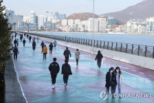 따뜻한 대한, 광안해변로 산책하는 시민들