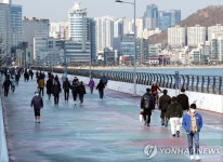따뜻한 대한, 광안해변로 산책하는 시민들