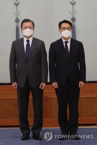 기념촬영 하는 문재인 대통령
