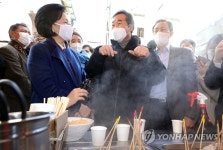 남대문시장 방문한 이낙연과 우상호-박영선